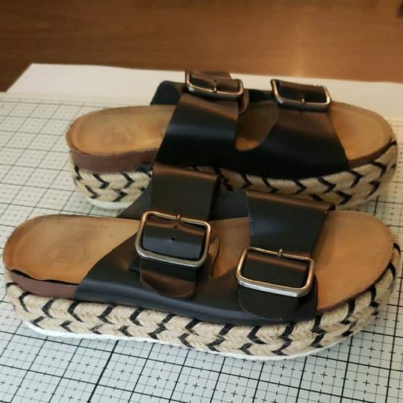 True Craft Black and Cream Sandals 7.5 - Picture 2 of 4